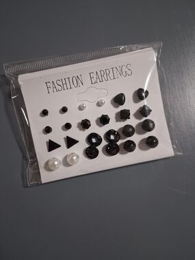 🎀 3 For $15 12-Pair Stud Set in Black and White